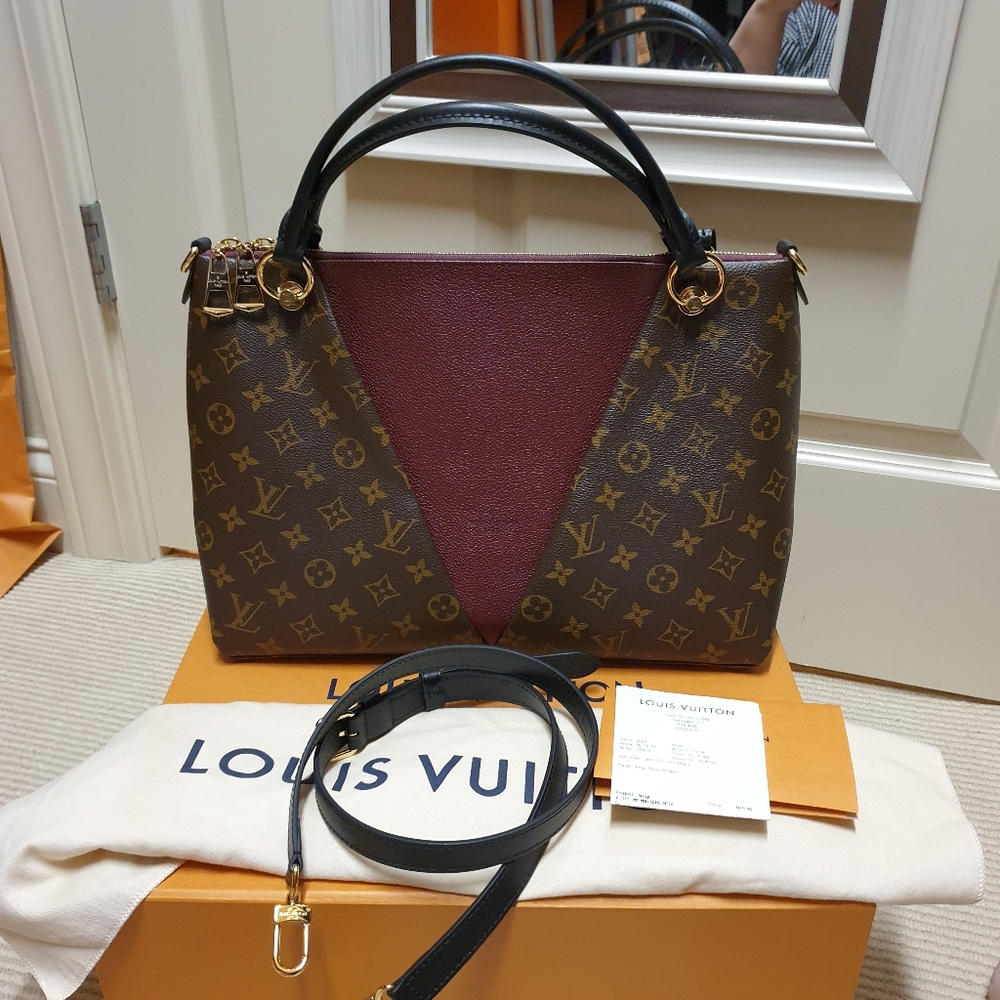 Louis Vuitton V tote MM